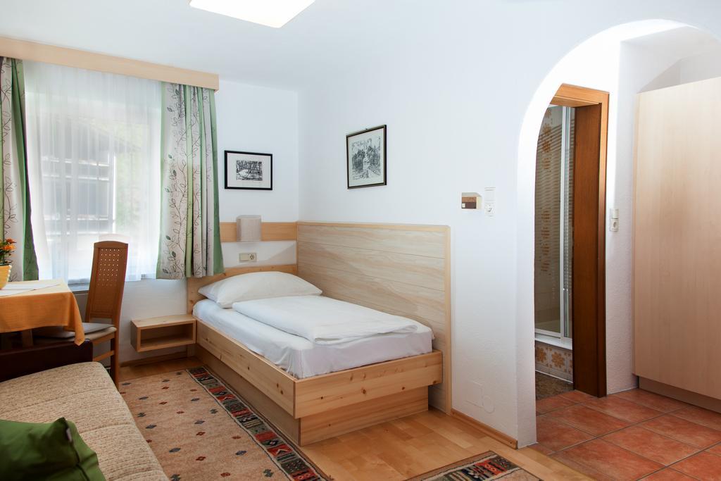 Gastehaus Frischhut Hotel Nassereith Exterior photo